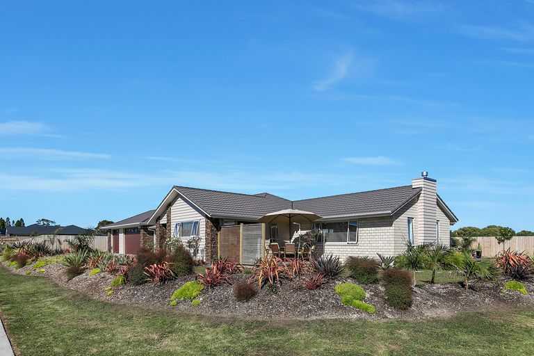 Photo of property in 19-21 Kauri Drive, Kumeu, 0810