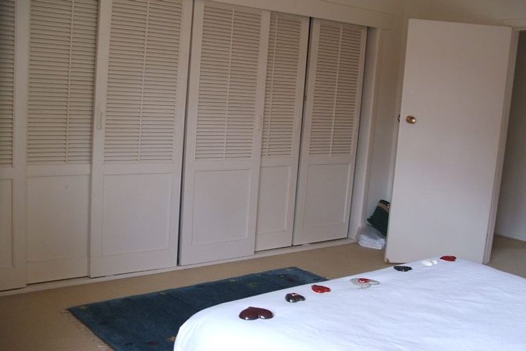 Photo of property in 2/17a Hillcrest Avenue, Hillcrest, Auckland, 0627