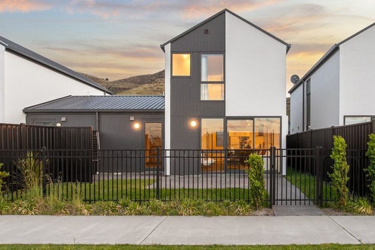 Photo of property in 5 Wheatsheaf Lane, Heathcote Valley, Christchurch, 8022