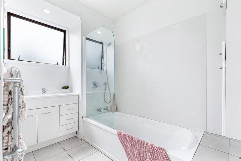 Photo of property in 2/16 Glenhaven Place, Te Atatu Peninsula, Auckland, 0610