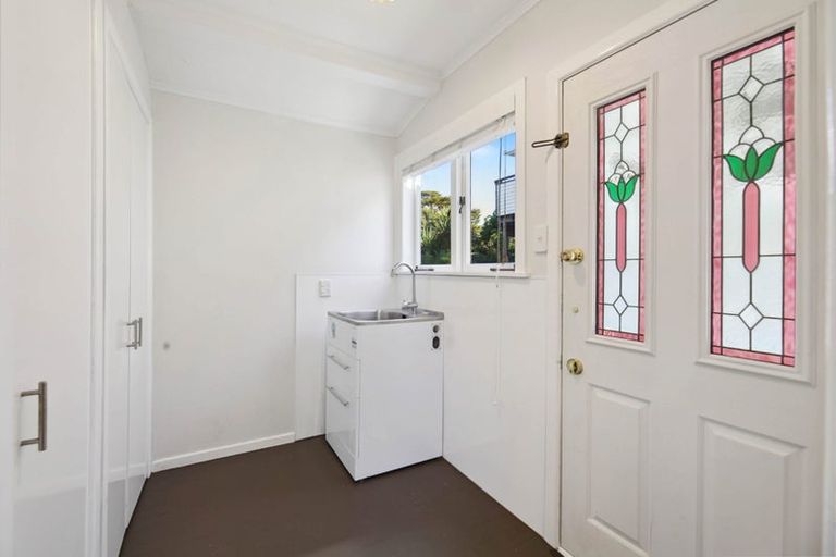 Photo of property in 19 Beach Road, Mellons Bay, Auckland, 2014