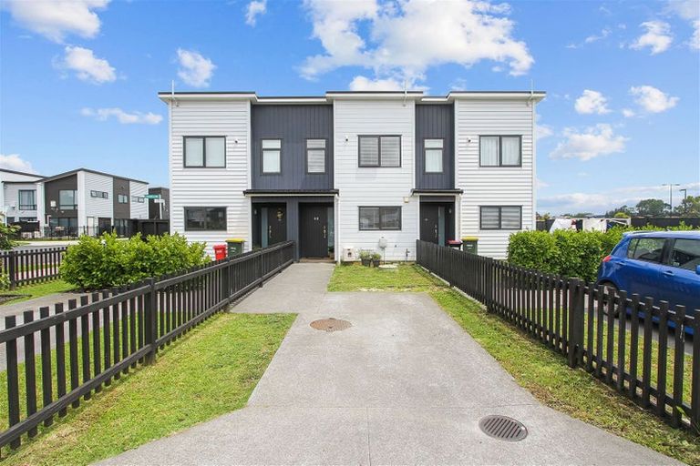 Photo of property in 8b Lumbarda Drive, Kumeu, 0810