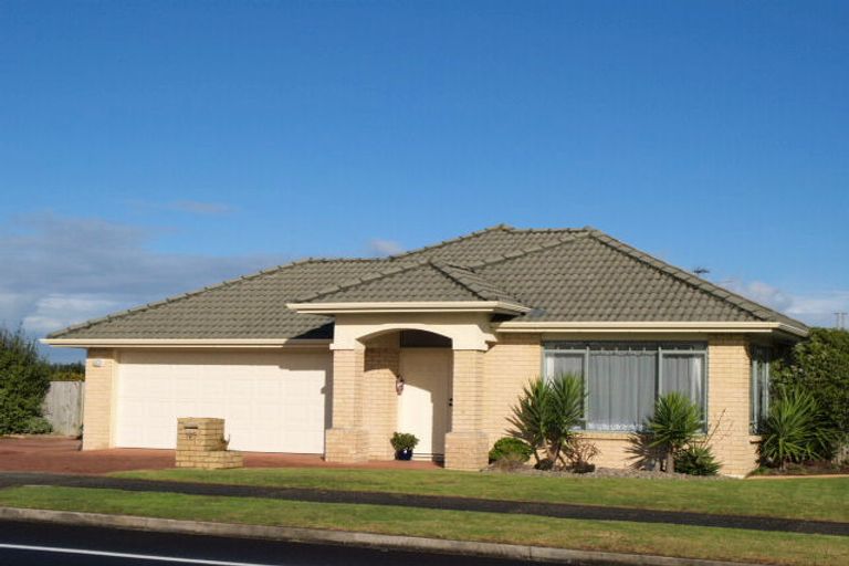 Photo of property in 105 Golfland Drive, Golflands, Auckland, 2013