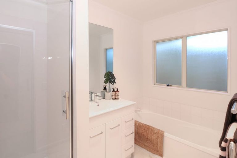 Photo of property in 2/33 Hawker Street, Mount Victoria, Wellington, 6011