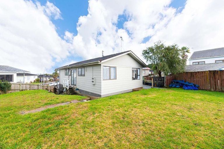 Photo of property in 16 Massine Place, Randwick Park, Auckland, 2105