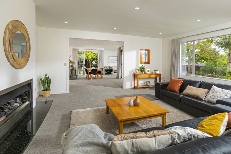 Photo of property in 23 George Deane Place, Greenhithe, Auckland, 0632