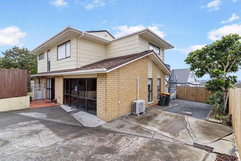 Photo of property in 2/30 Redoubt Road, Goodwood Heights, Auckland, 2105