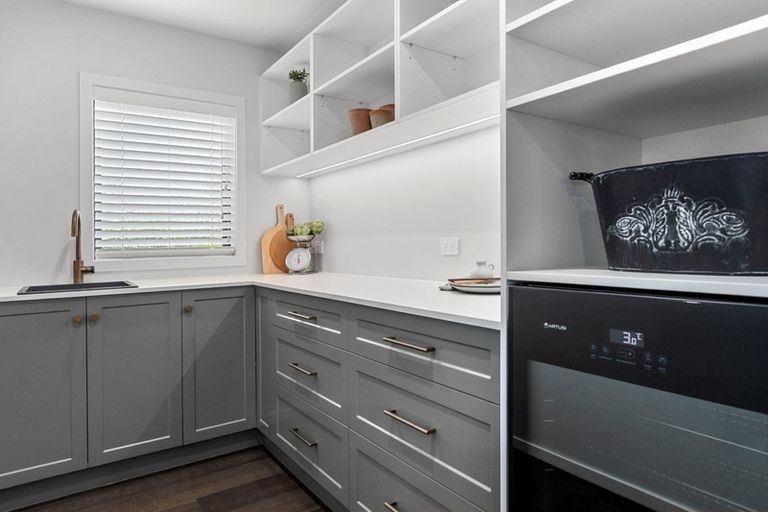 Photo of property in 337 Devonport Road, Tauranga, 3110