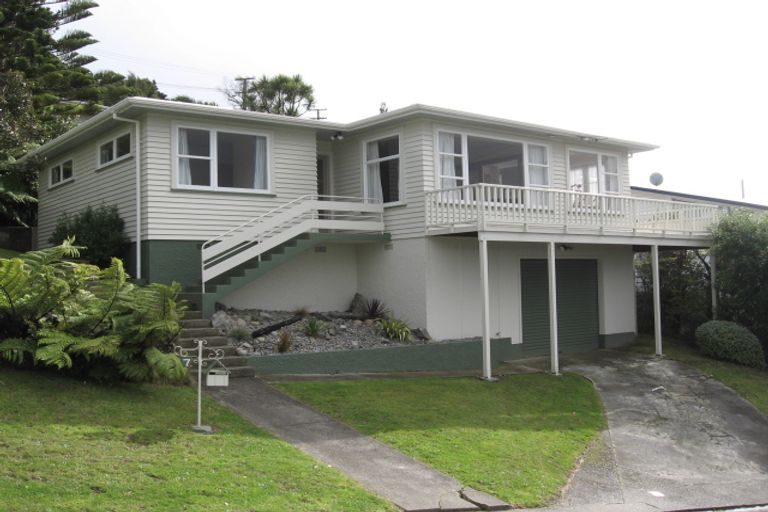 Photo of property in 7 Alwyn Place, Newlands, Wellington, 6037