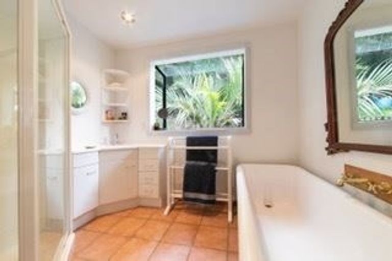 Photo of property in 53 Rayner Road, Piha, New Lynn, 0772