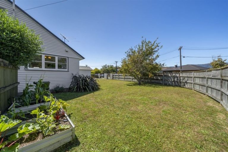 Photo of property in 2 Robertson Street, Elderslea, Upper Hutt, 5018