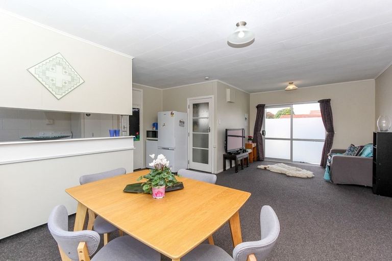 Photo of property in 2/14 Huatoki Street, Vogeltown, New Plymouth, 4310