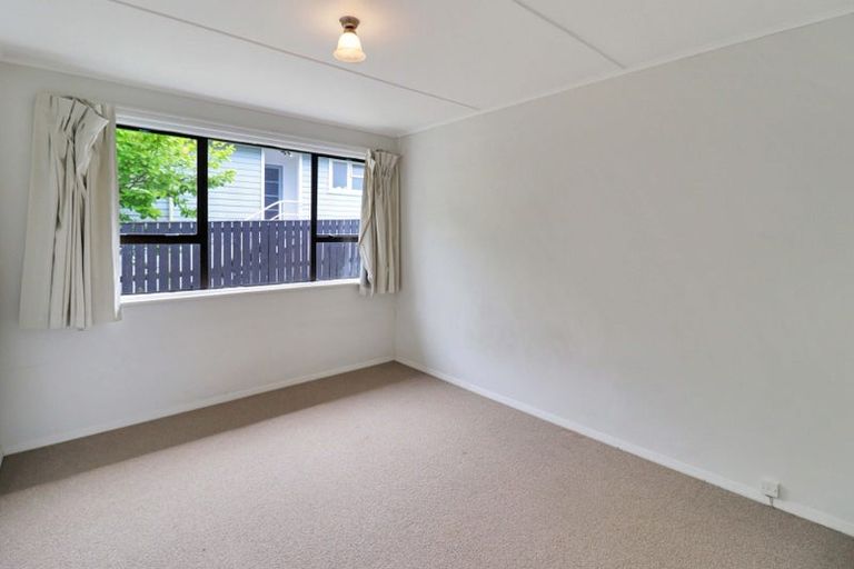 Photo of property in 32 Victory Crescent, Tawa, Wellington, 5028
