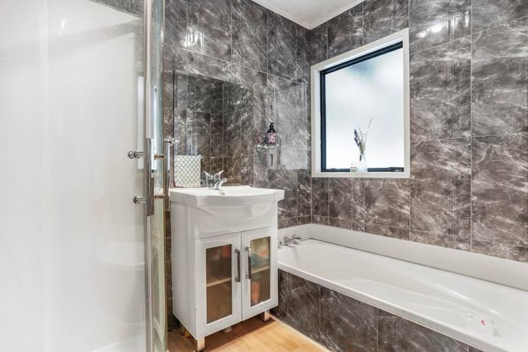 Photo of property in 6 Kopu Place, Clendon Park, Auckland, 2103