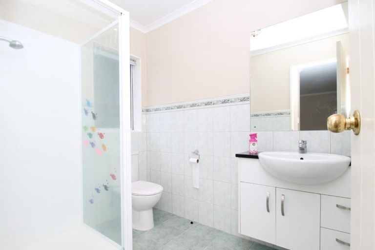 Photo of property in 2 Cambrian Crescent, Flat Bush, Auckland, 2016