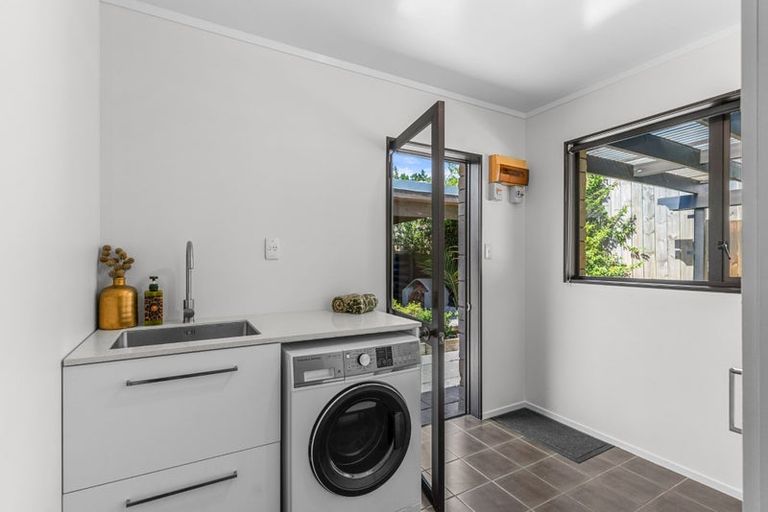 Photo of property in 5 Skelton Crescent, Paparoa, 0571