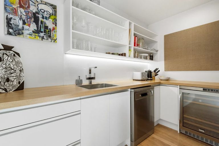 Photo of property in 11 City View Terrace, Birkenhead, Auckland, 0626