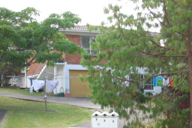 Photo of property in 3/6 Longbill Place, Glendene, Auckland, 0602