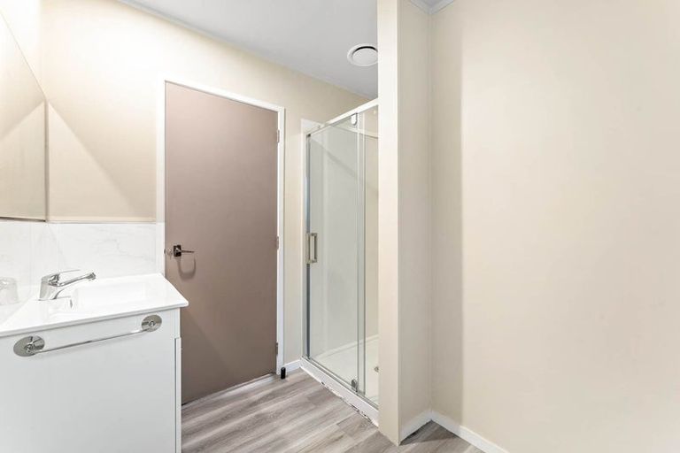 Photo of property in 2 Louise Place, West Harbour, Auckland, 0618