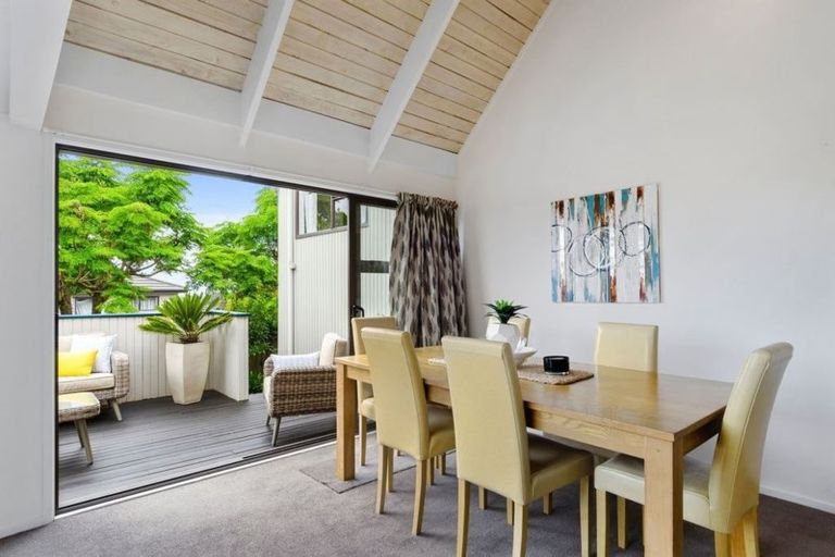 Photo of property in 1/131 Carlisle Road, Northcross, Auckland, 0632