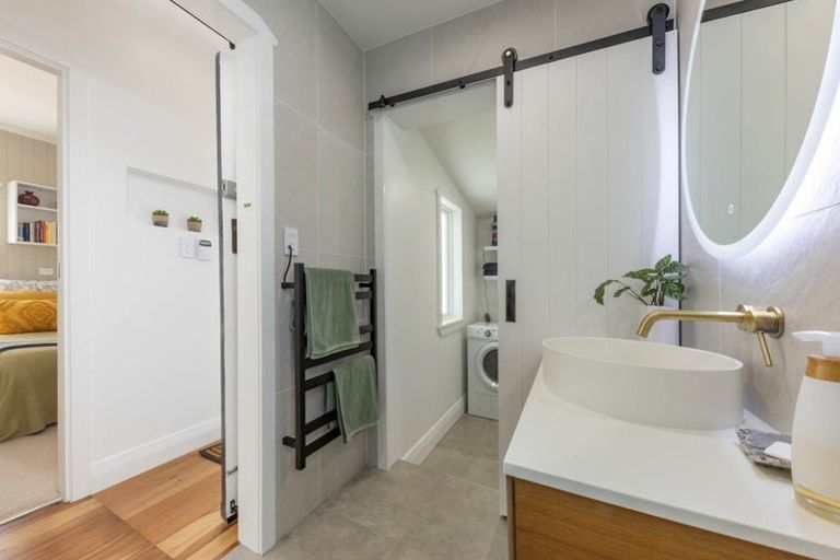 Photo of property in 1/8 West Lynn Road, Titirangi, Auckland, 0604