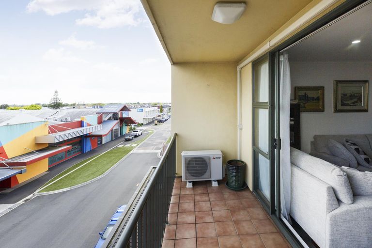 Photo of property in Maddison Apartments, 2/6c Queen Street, Palmerston North, 4410