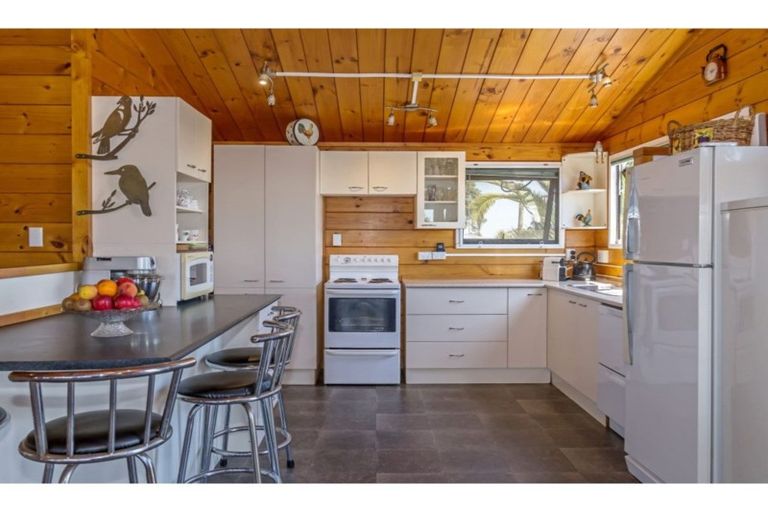 Photo of property in 1394 Whangaparaoa Road, Army Bay, Whangaparaoa, 0930