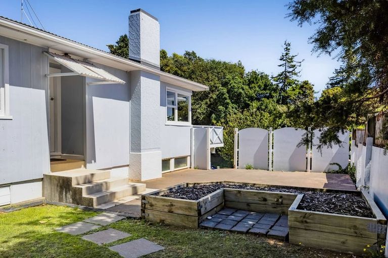 Photo of property in 37 Awanui Street, Merrilands, New Plymouth, 4312