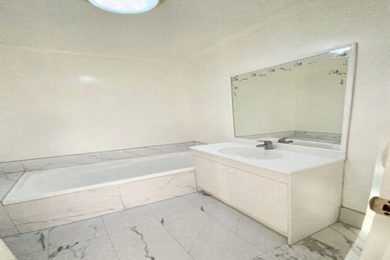 Photo of property in 11 Newbegin Place, Weymouth, Auckland, 2103