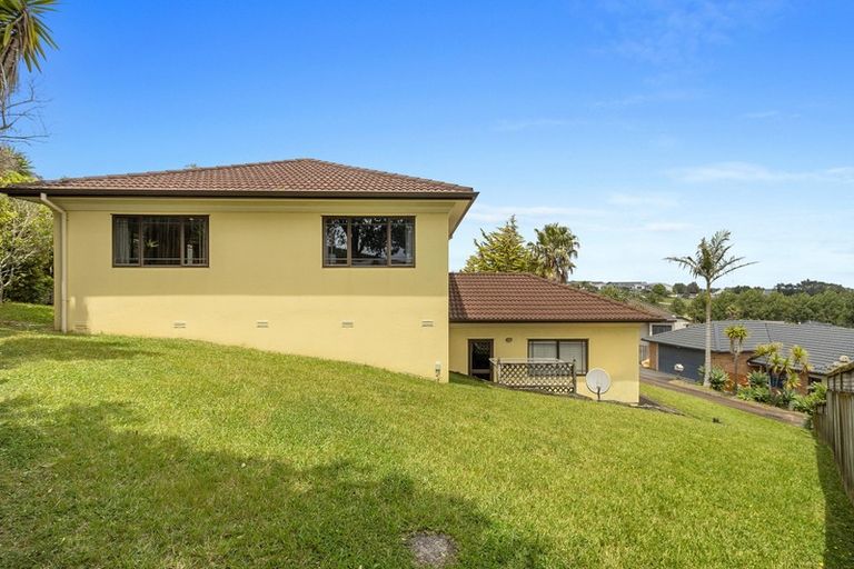 Photo of property in 33 Cricklade Terrace, Windsor Park, Auckland, 0632