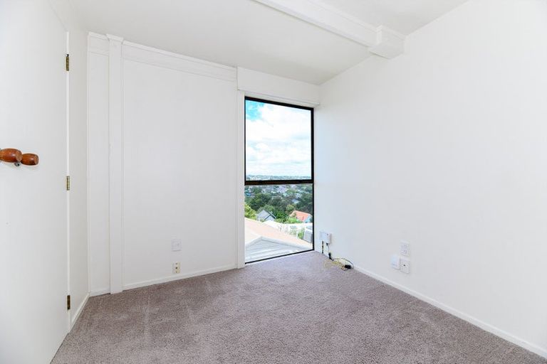 Photo of property in 2/30 Glen Vista Place, Bayview, Auckland, 0629