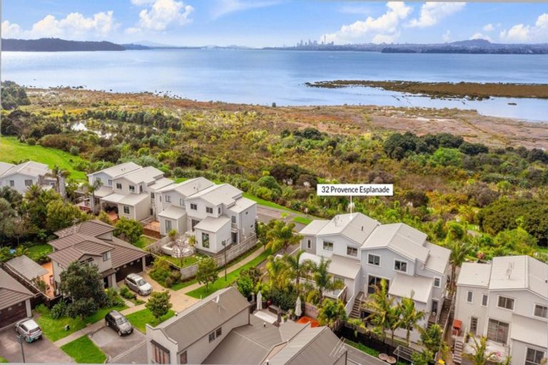 Photo of property in 32 Provence Esplanade, Te Atatu Peninsula, Auckland, 0610