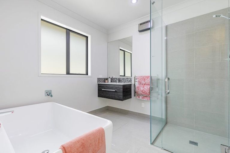 Photo of property in 10 Pititi Lane, Kumeu, 0810