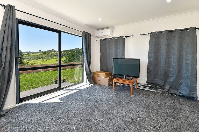 Photo of property in 21 Rauta Way, Helensville, 0800