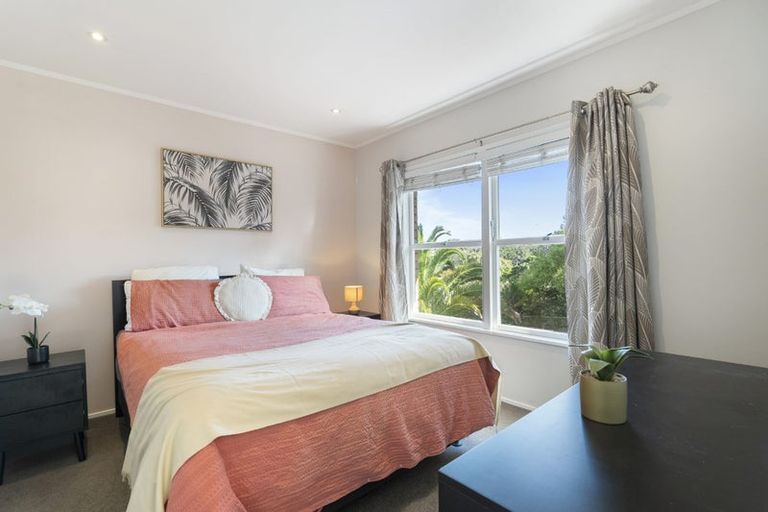 Photo of property in 28a Sunnynook Road, Sunnynook, Auckland, 0620
