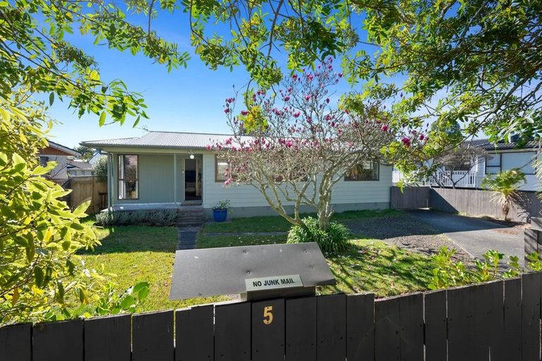 Photo of property in 5 Glucina Place, Glen Eden, Auckland, 0602