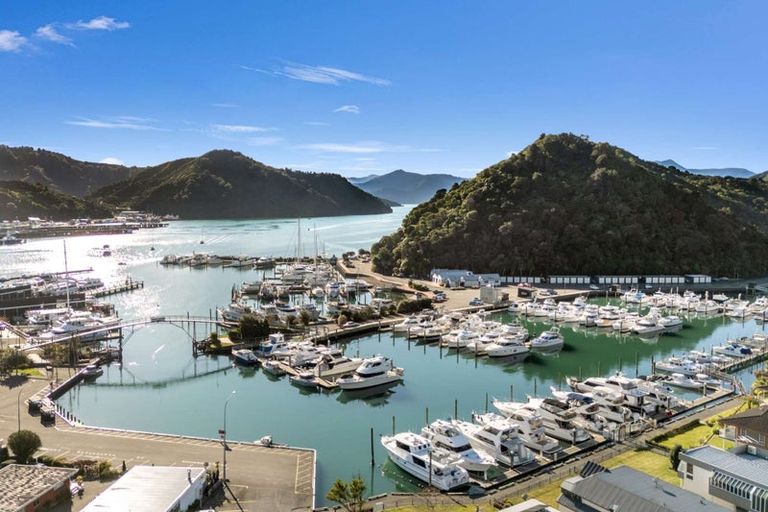 Photo of property in 39 Waikawa Road, Picton, 7220