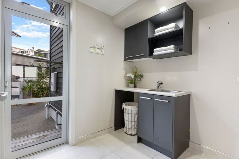 Photo of property in 17 Rangitoto View Road, Cockle Bay, Auckland, 2014