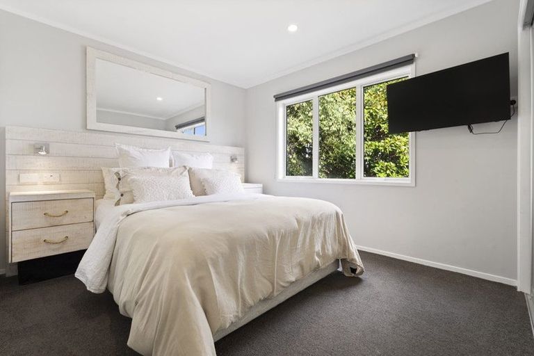 Photo of property in 21 Albert Hall Drive, Red Beach, 0932