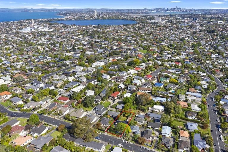 Photo of property in 26 Selwyn Crescent, Forrest Hill, Auckland, 0620