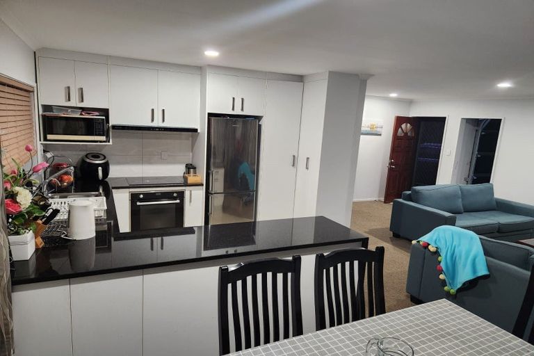 Photo of property in 2/34 Manuroa Road, Takanini, 2112