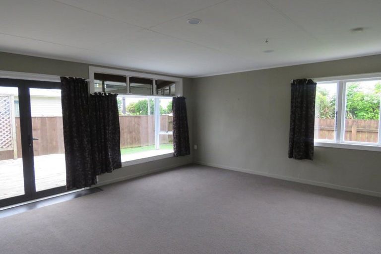 Photo of property in 15 York Crescent, Westown, New Plymouth, 4310