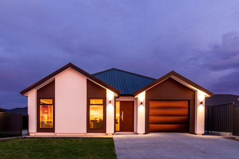 Photo of property in 98 Eriksen Road, Te Awa, Napier, 4110