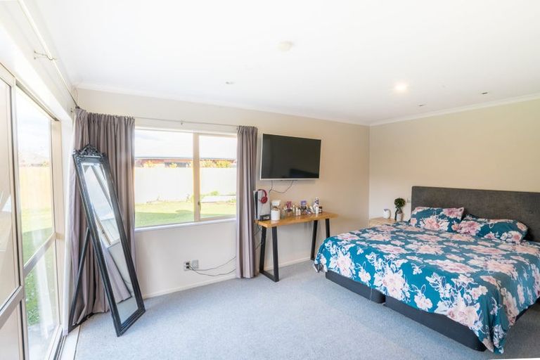 Photo of property in 10 Fernlea Avenue, Kelvin Grove, Palmerston North, 4414