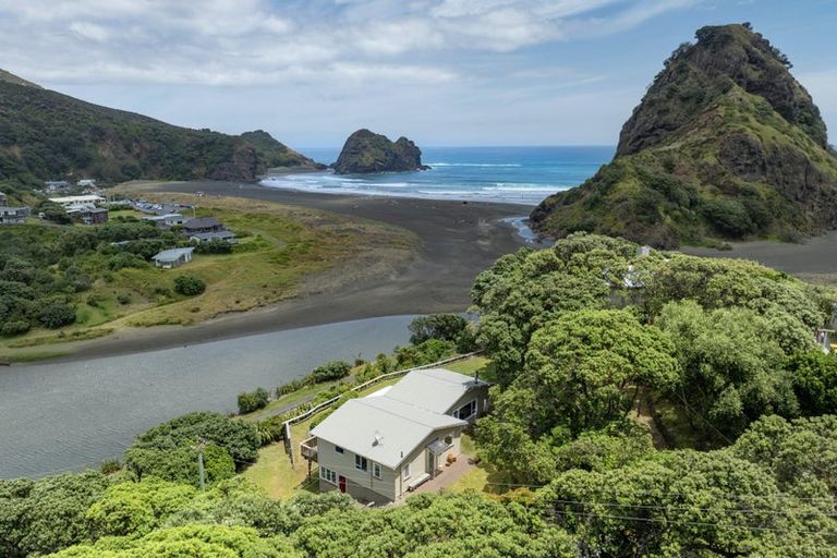 Photo of property in 14 Garden Road, Piha, 0772