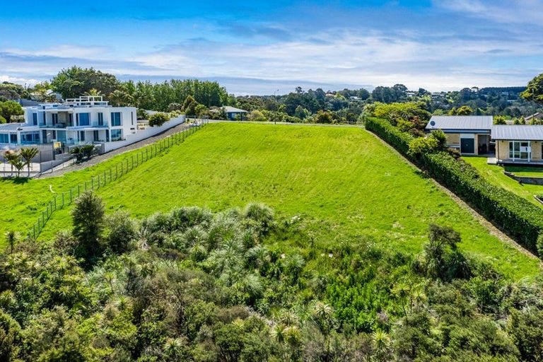 Photo of property in 127 Roberts Road, Matakatia, Whangaparaoa, 0930