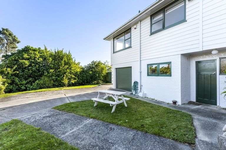 Photo of property in 25 Longcroft Terrace, Newlands, Wellington, 6037
