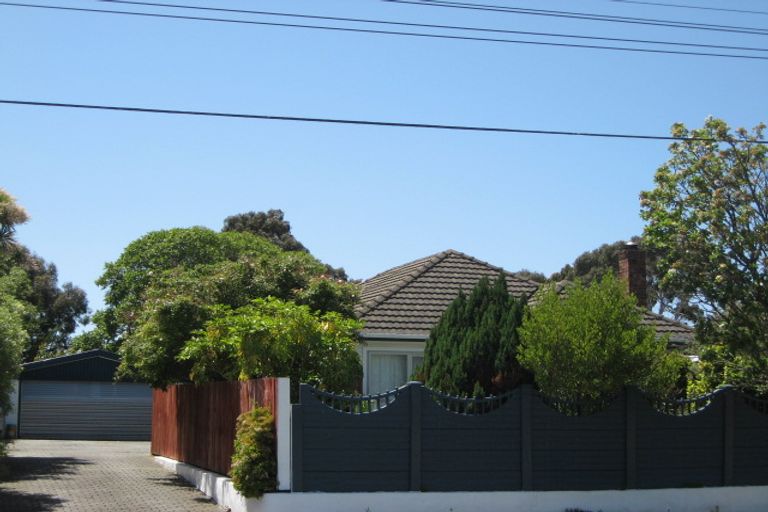 Photo of property in 35 Shortland Street, Wainoni, Christchurch, 8061
