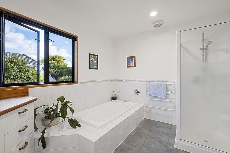 Photo of property in 11 Calypso Place, Rothesay Bay, Auckland, 0630