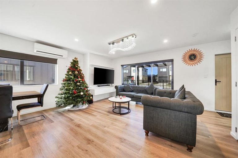 Photo of property in 69 Black Beech Crescent, Takanini, 2110